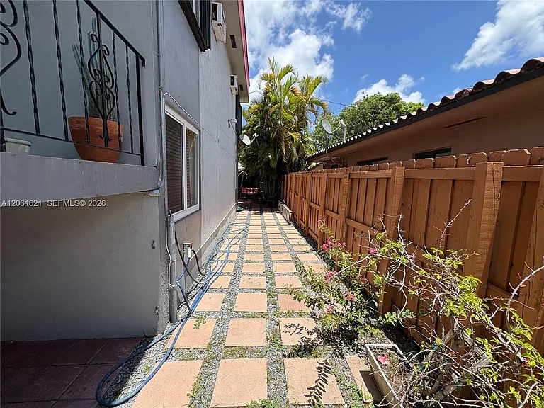 191 NW 17th Ave #3 — Photo 37