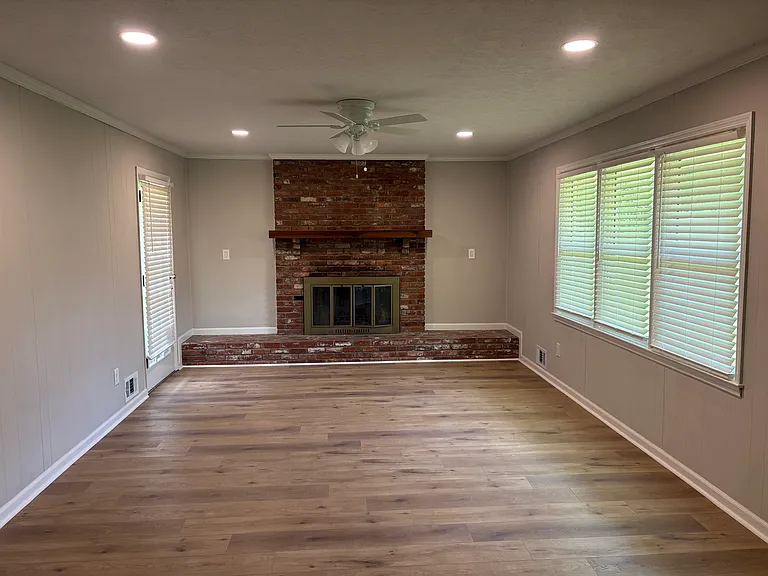 1262 Robert Ln — Photo 3