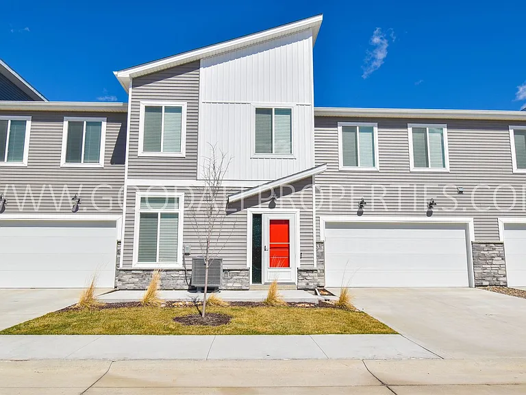 853 NE Iris Ave — Photo 1