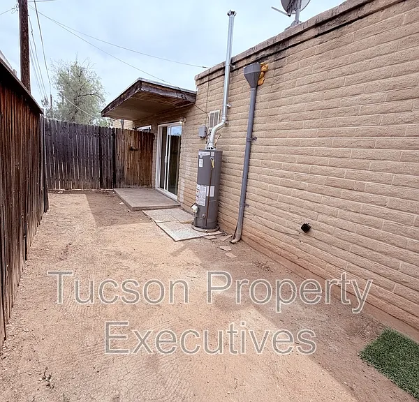 319 E Blacklidge Dr #3 — Photo 13