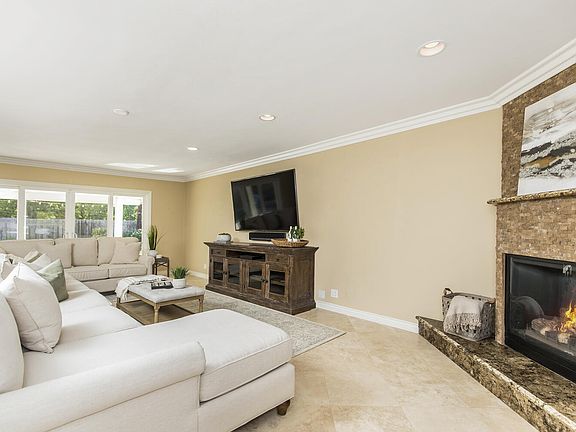 4th image of 2156 Montrose Dr