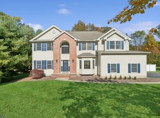 5 Meredith Ct, Oak Ridge, NJ 07438