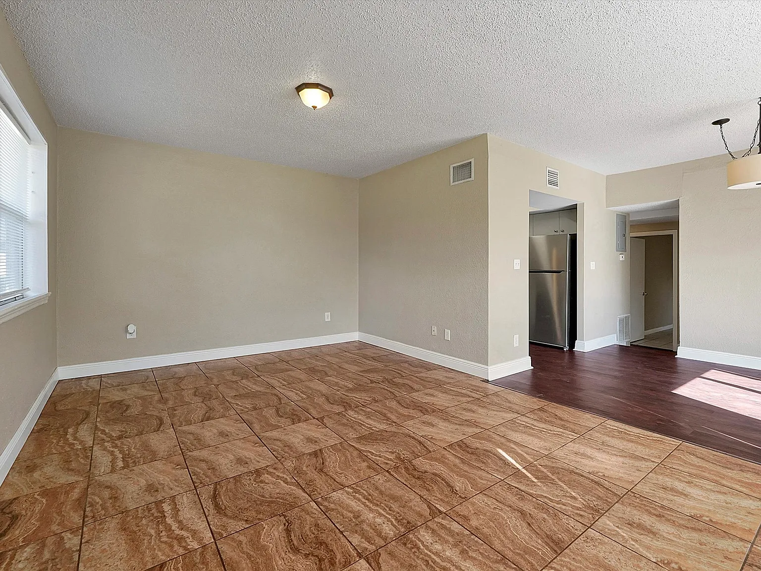 2 bed, 1000 sqft, $1,800 — Photo 2