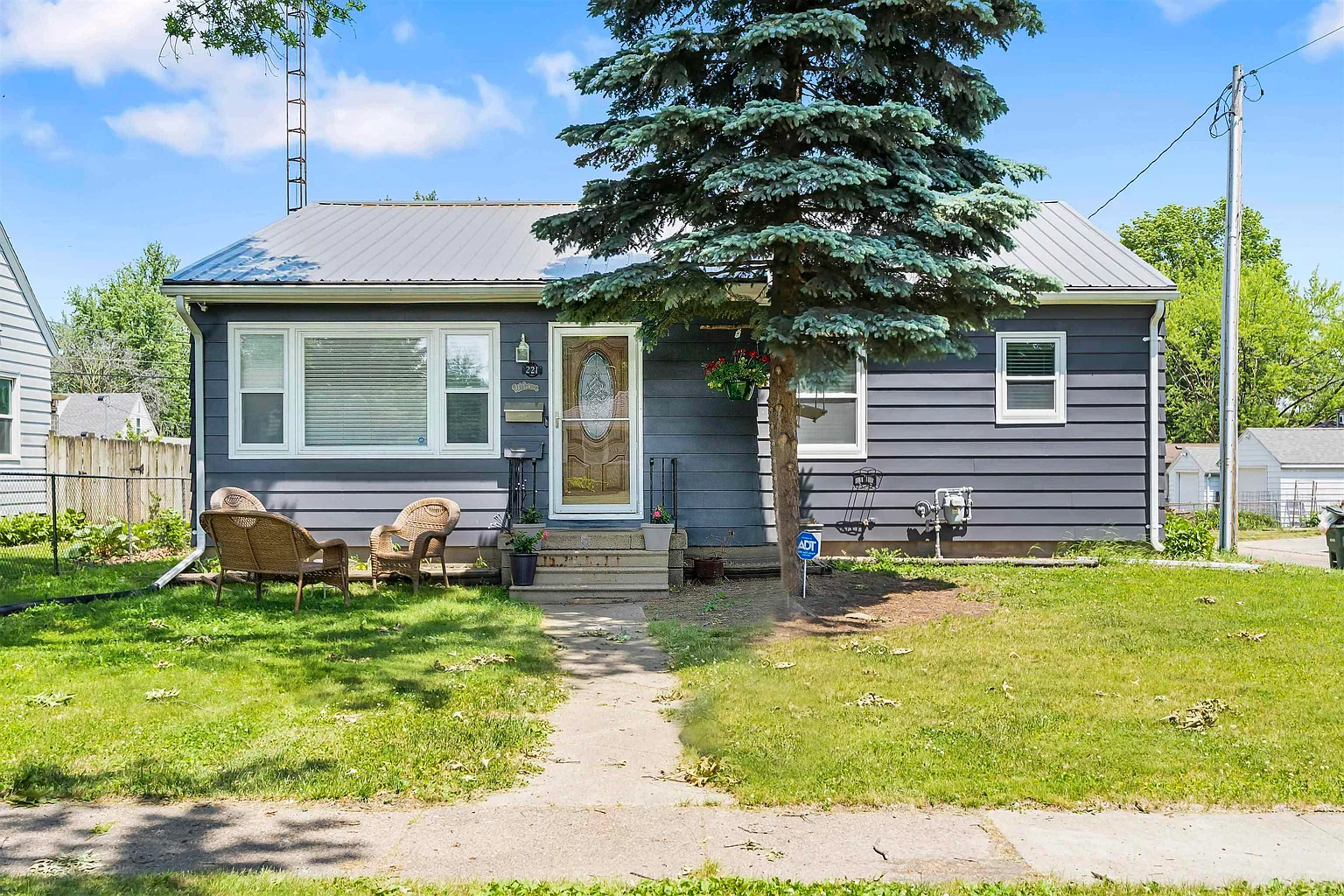 221 Hawthorne Ave photo 1