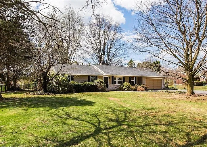 22 Sunrise Ave photo 1