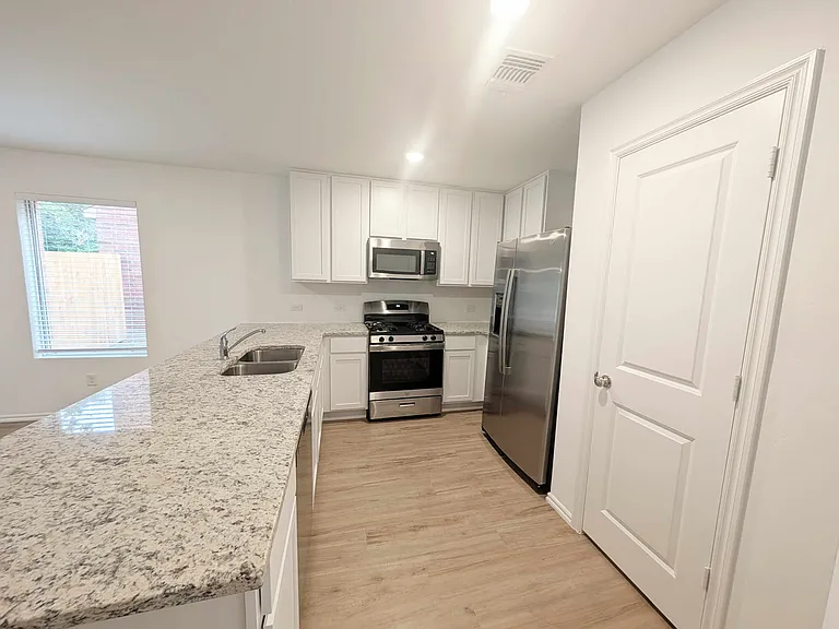 1939 Wolford Way — Photo 5