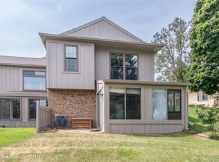 12043 Shenandoah Dr, South Lyon, MI 48178