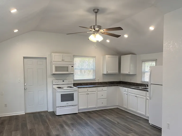 2702 S Brown Ave — Photo 3