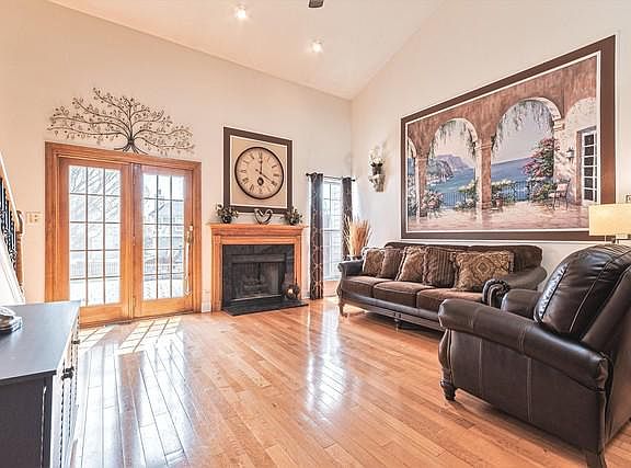 3rd image of 1035 Bentley Ln