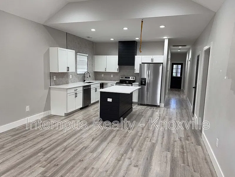 3 bed, 2.0 bath, 1275 sqft, $1,950 — Photo 2
