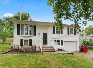 806 N Susquehanna Rdg, Independence, MO 64056