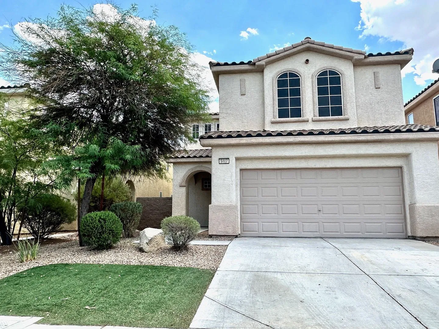 Beautiful SW Las Vegas Home. 4 Beds 2.5 Bath. Large yard. — Photo 2