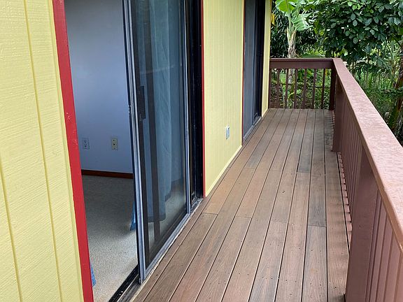Deck on back of side-by-side bedrooms.