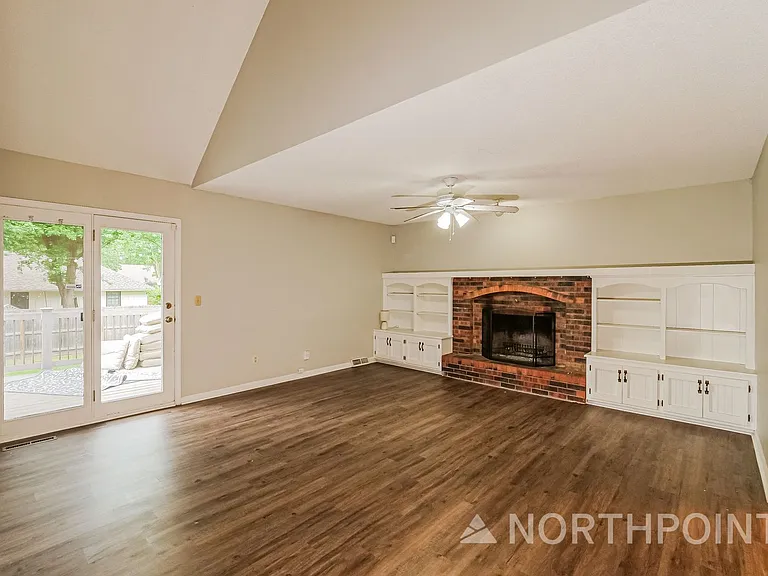 601 SE Richardson Pl — Photo 2