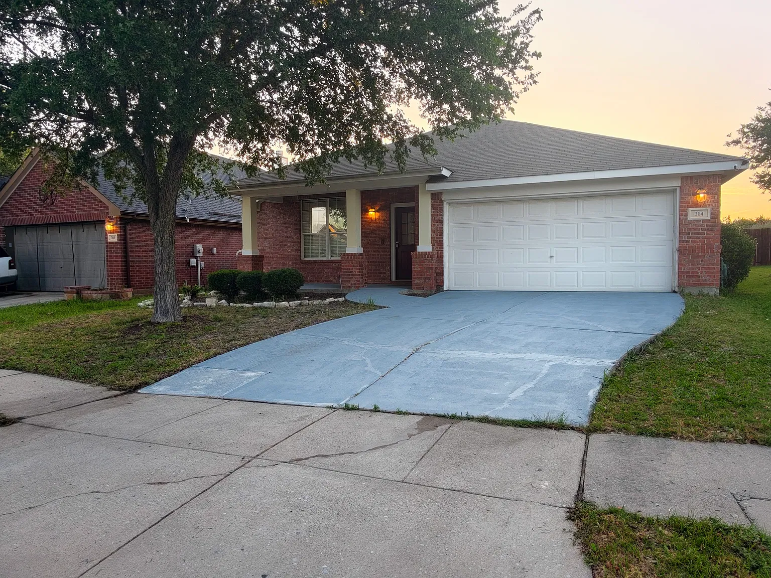304 Hummingbird Dr — Photo 1