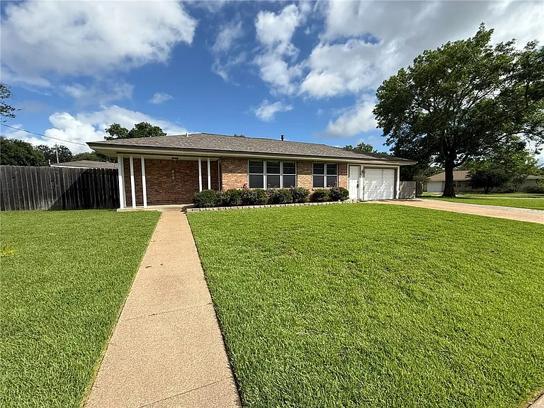 408 Brookside Dr W — Photo 2