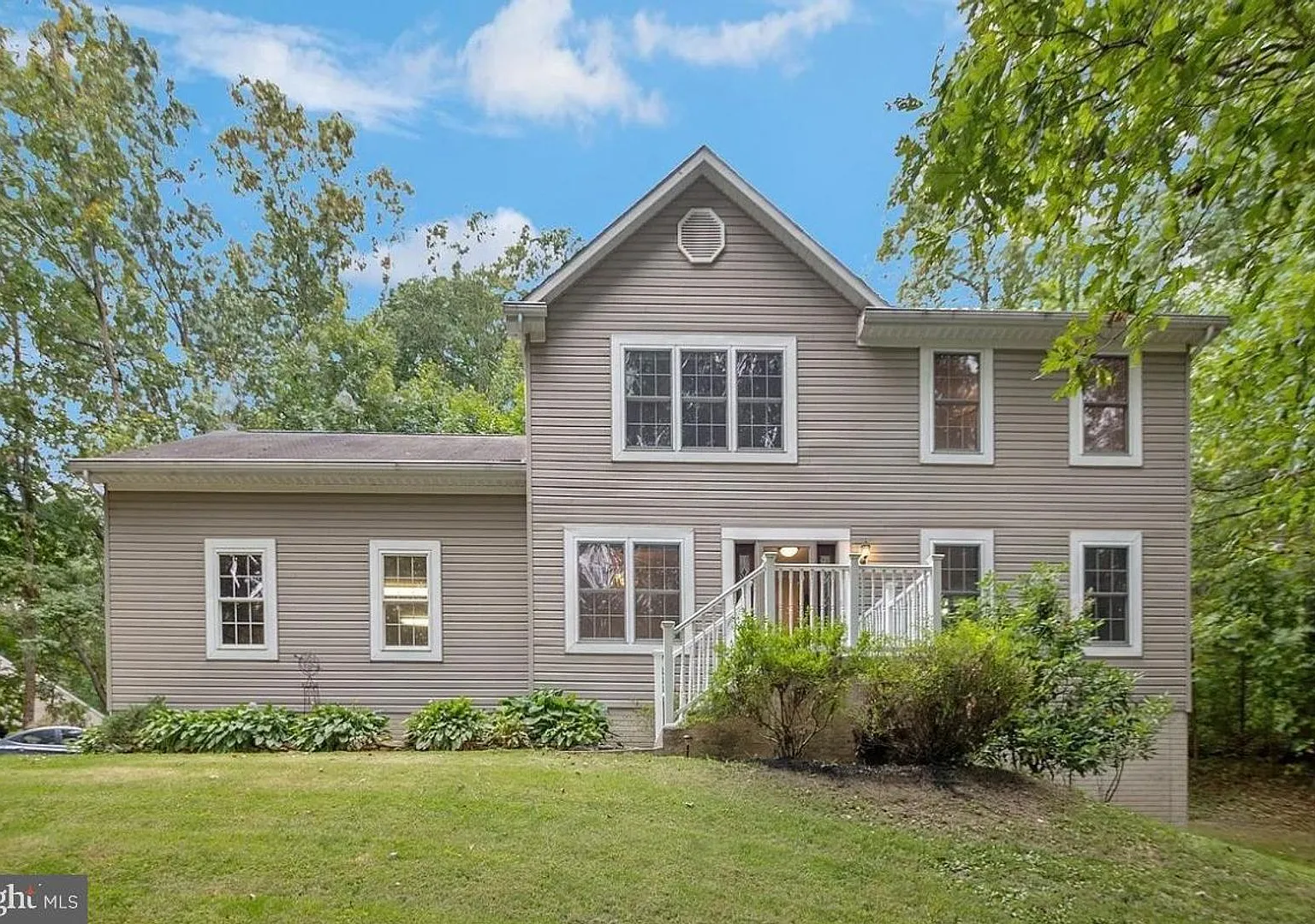 Beautiful 3bd 3.5bth Colonial home! — Photo 1
