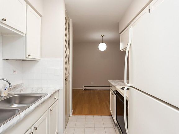 5th image of 420 W Aldine Ave #300
