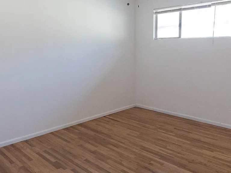 663 E Queen St #2 — Photo 6