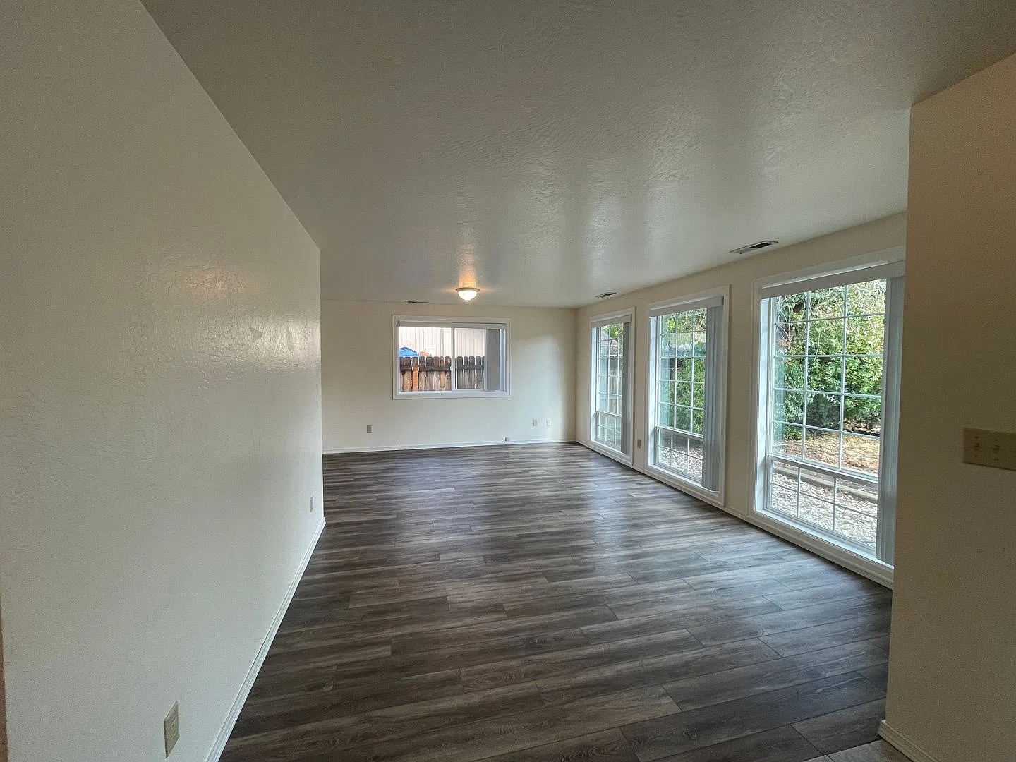Beautiful 3 Bedroom 2 Bath Home with Spacious Living Areas — Photo 3