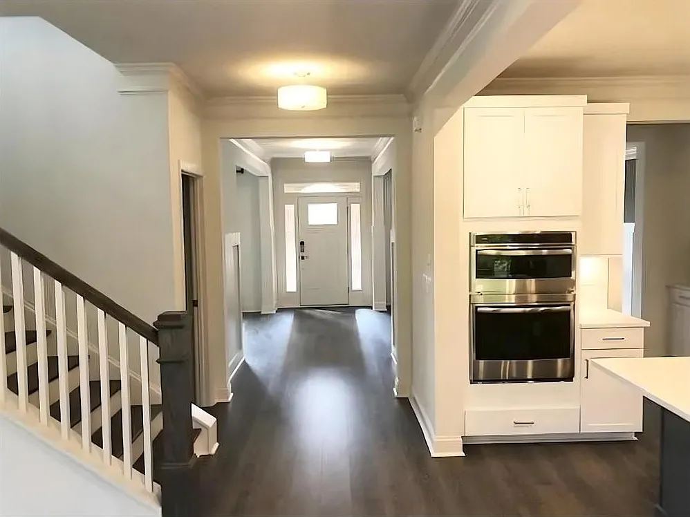 5 bed, 4.5 bath, 3876 sqft, $3,750 — Photo 2