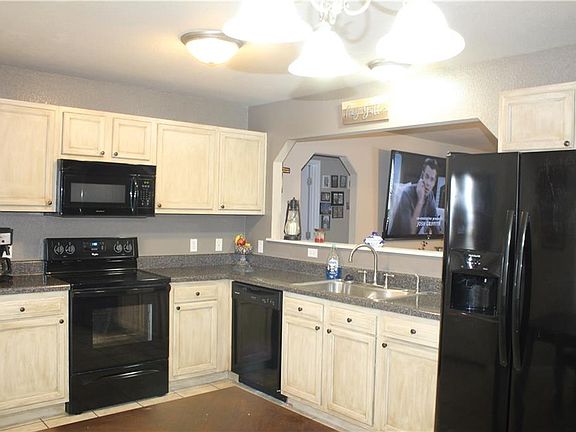 4th image of 1800 Forest Oaks Dr
