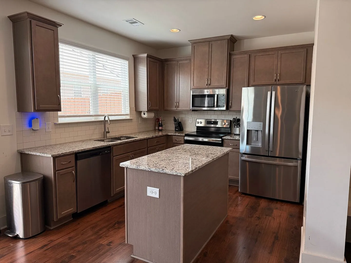 Spacious 3BR Townhome in Fairburn — Photo 2