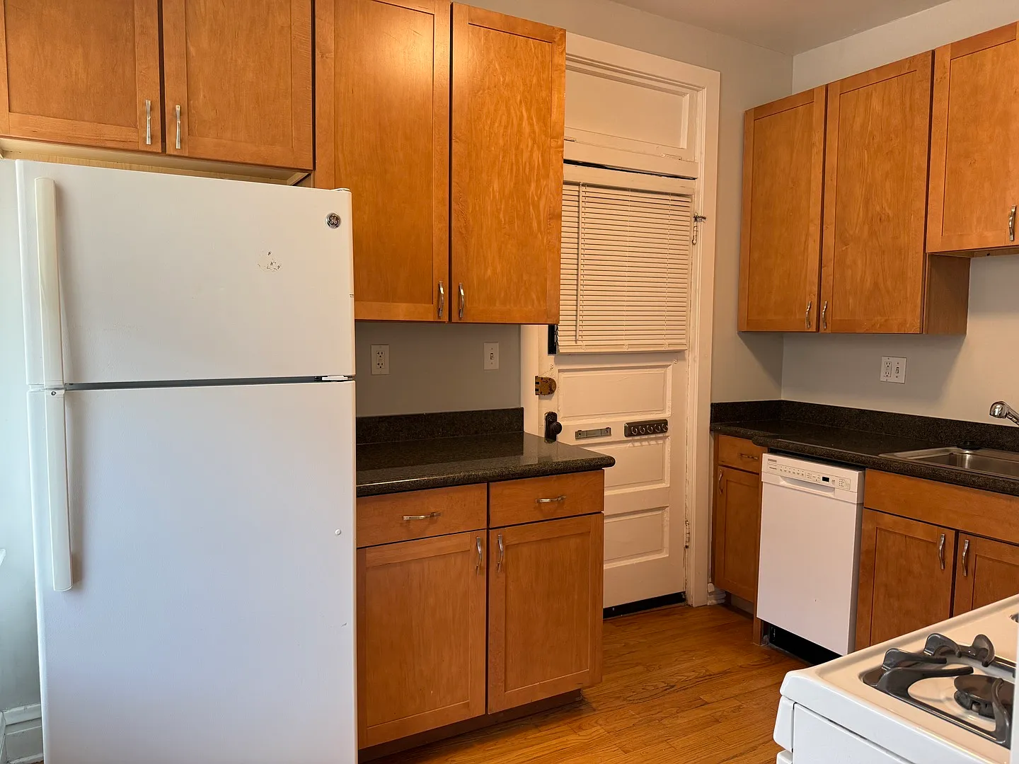 1 bed, 900 sqft, $1,750 — Photo 3