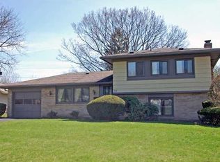 35 Ledgewood Dr, Rochester, NY 14615