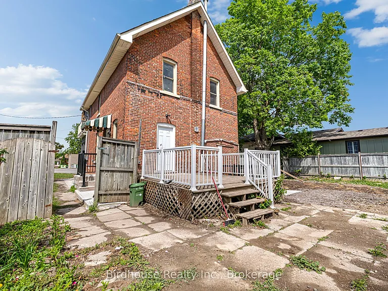 108 Lindsay St S — Photo 2