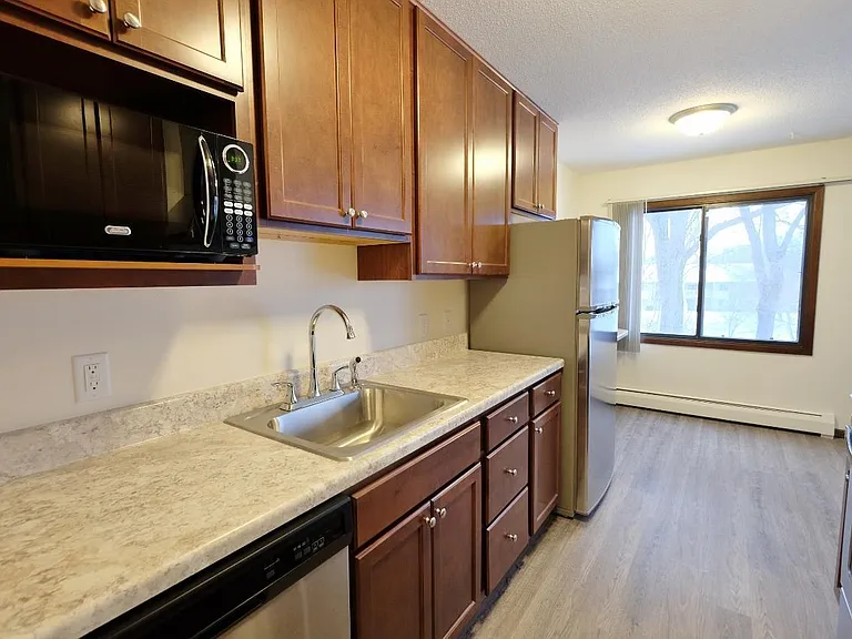 Lakehill Apartments — Photo 10