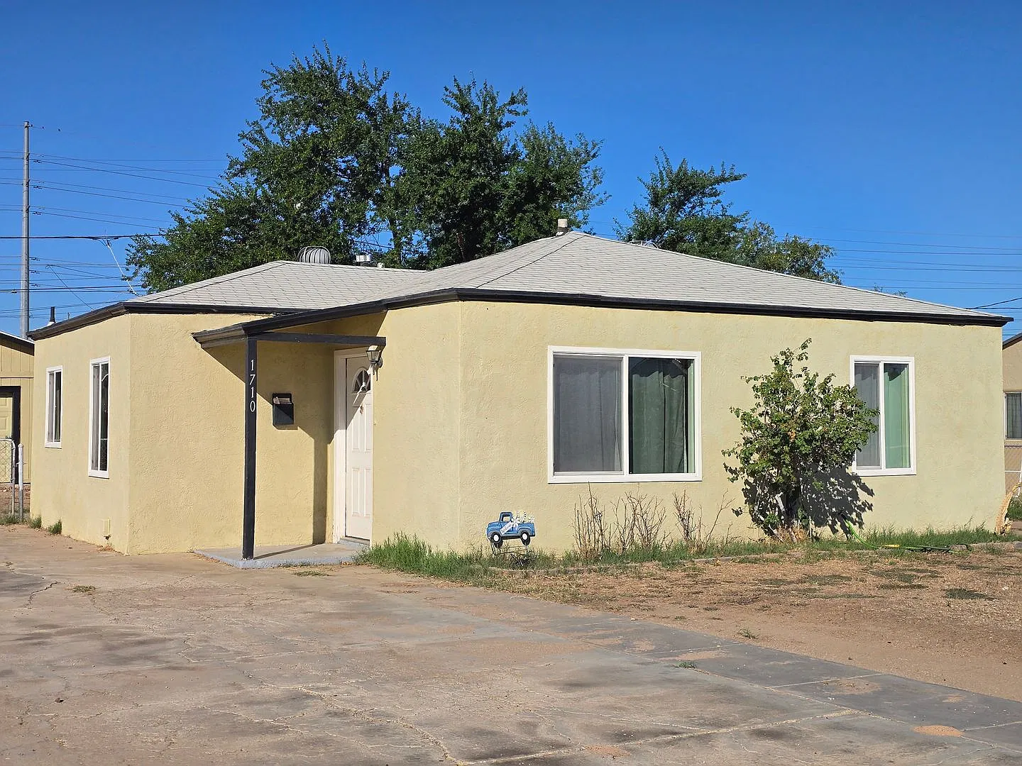 Modern Comfort Meets Style: Updated 2-Bedroom Gem with Spacious Backyard in Prime Yuma Location — Photo 2