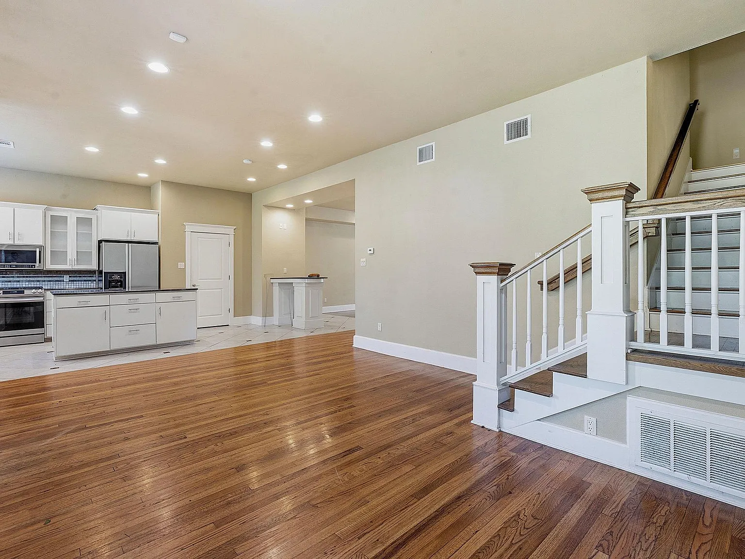 3 bed, 2.5 bath, 2488 sqft, $3,700 — Photo 2