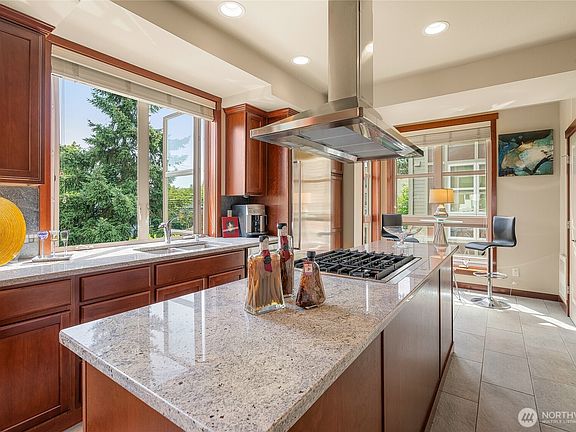 5th image of 718 Nob Hill Avenue N #A
