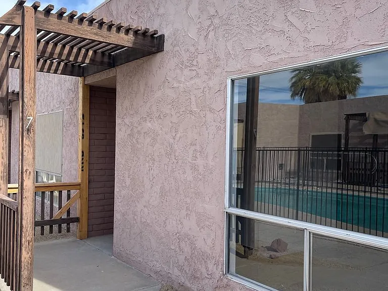 2060 Smoketree Ave N — Photo 5