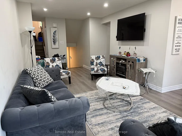 130 Ashurst Cres — Photo 13