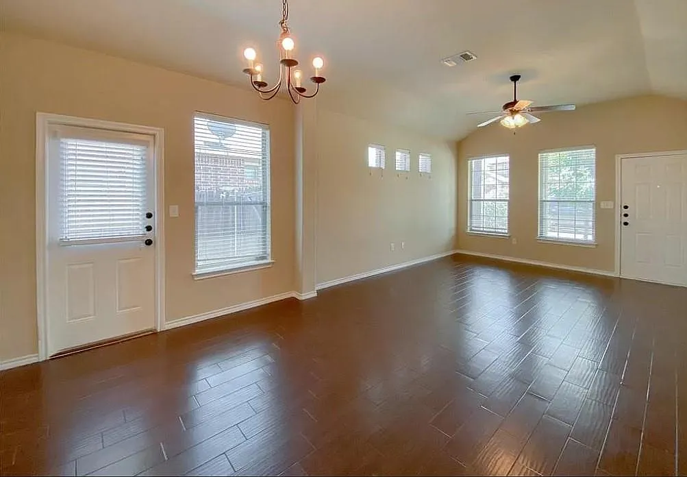 3 bed, 2.0 bath, 1266 sqft, $1,495 — Photo 2