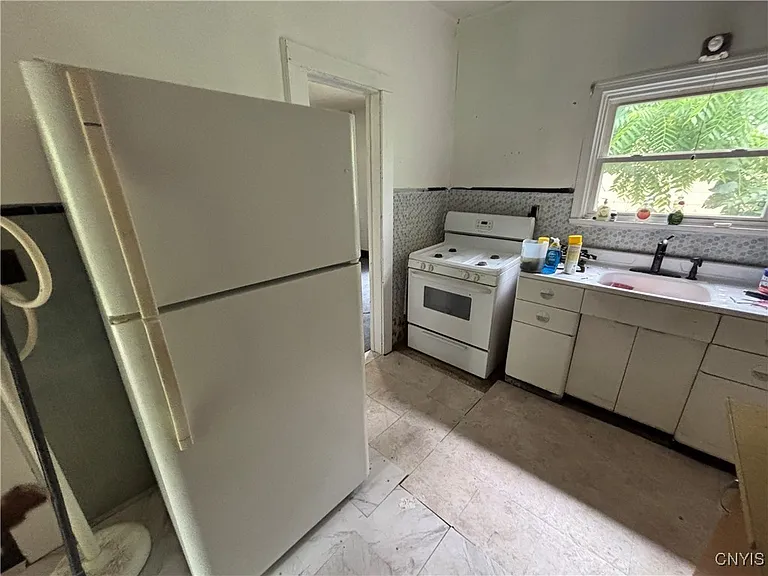 304 Hartson St — Photo 12