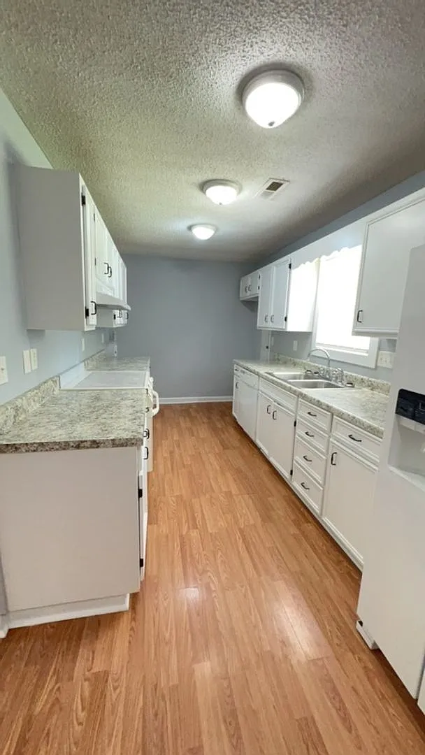 3 Bedroom 1 Bath Duplex — Photo 4