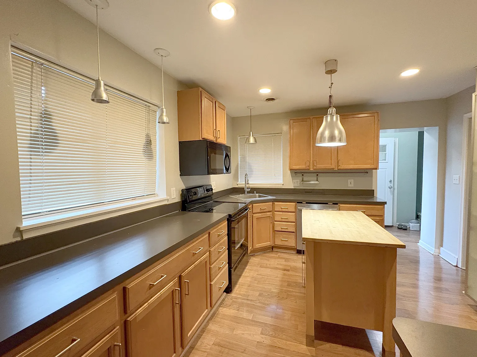 3 bed, 1.5 bath, 1614 sqft, $2,449 — Photo 4