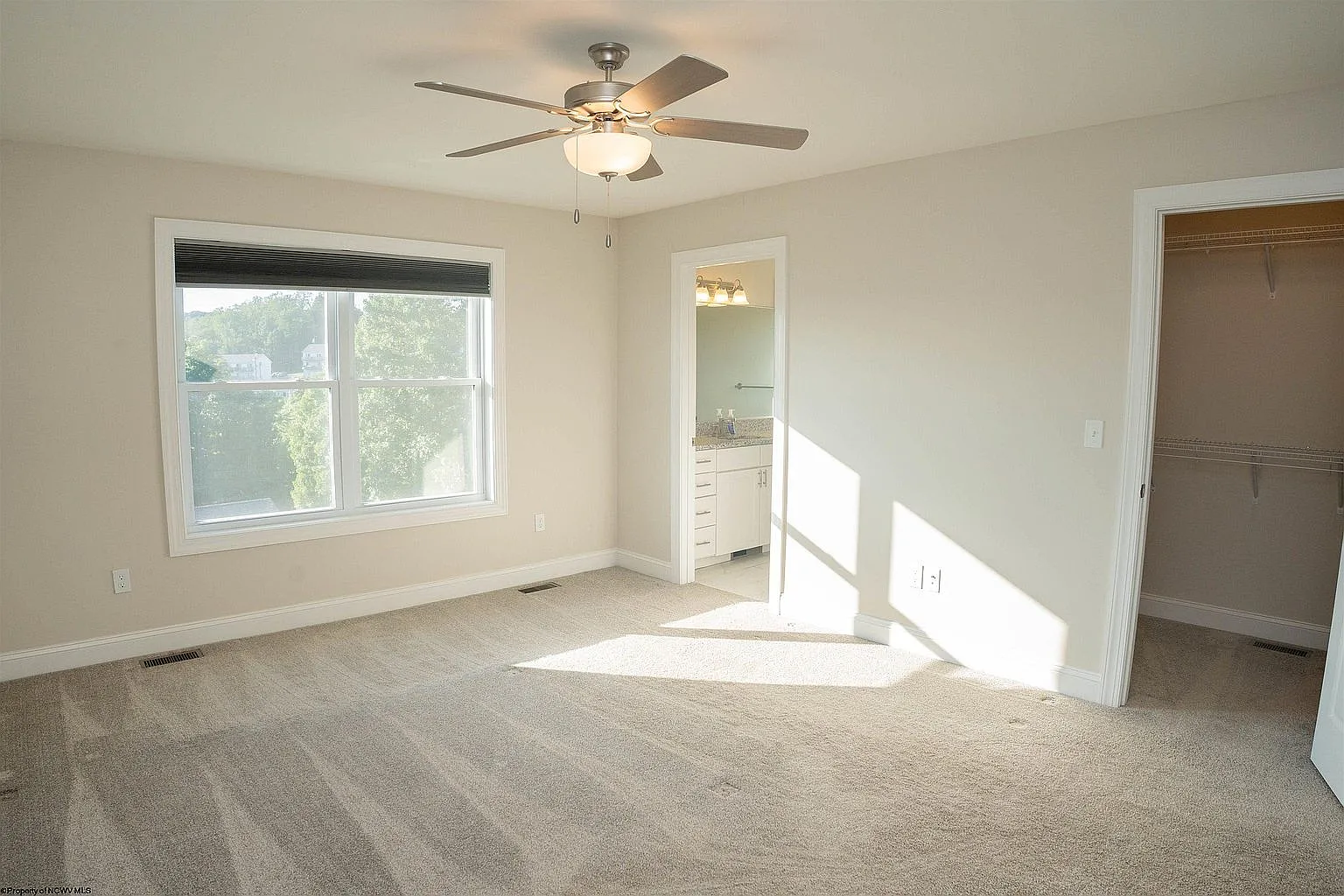 3 bed, 2.5 bath, 1952 sqft, $2,100 — Photo 2