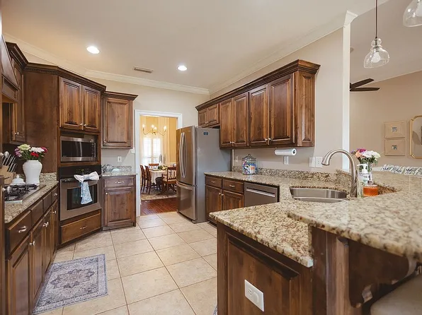 2751 Wildflower Dr W, Mobile, AL 36608