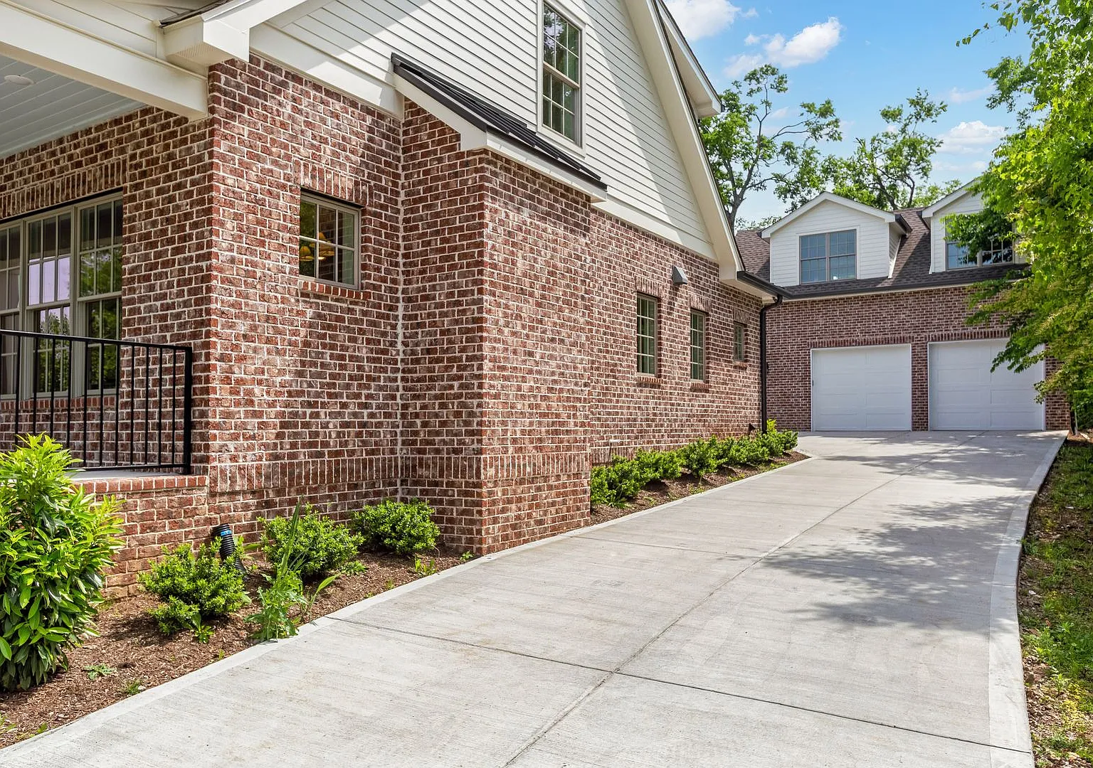 Green Hills Gem with Detached Apartment — Photo 2