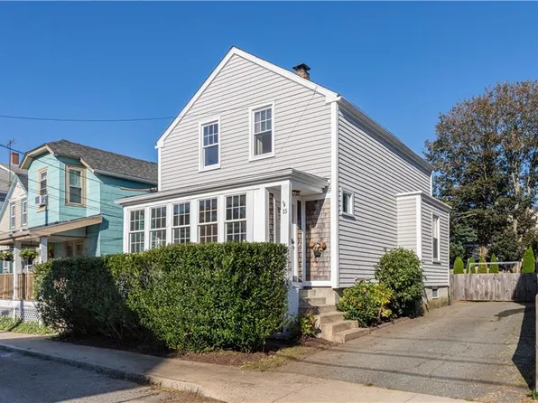 15 Hall Ave, Newport, RI 02840