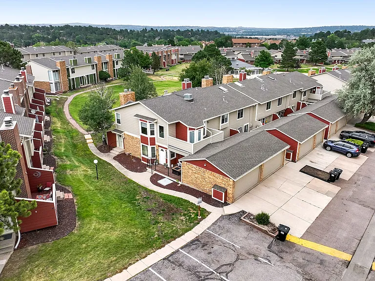 424 W Rockrimmon Blvd — Photo 3