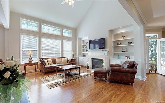 5th image of 17054 Laurelmont Ct