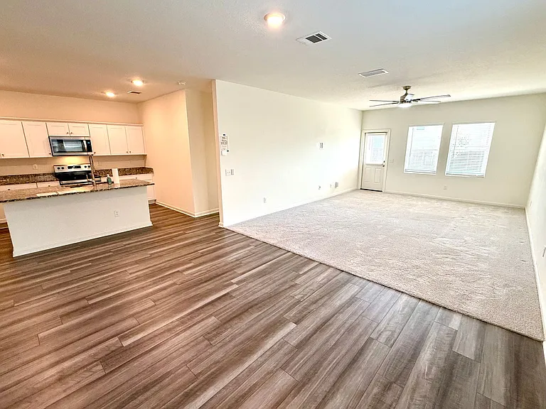 12823 Cygnus — Photo 4