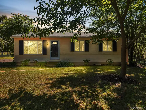 1522 E Dryden Rd, Metamora, MI 48455