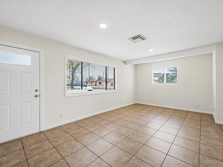 5924 W Seldon Ln — Photo 9