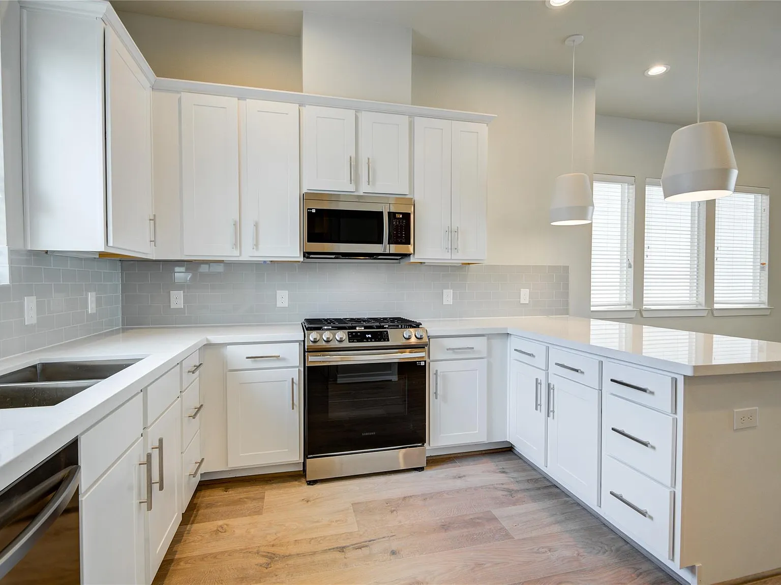 3 bed, 3.5 bath, 1901 sqft, $3,325 — Photo 3